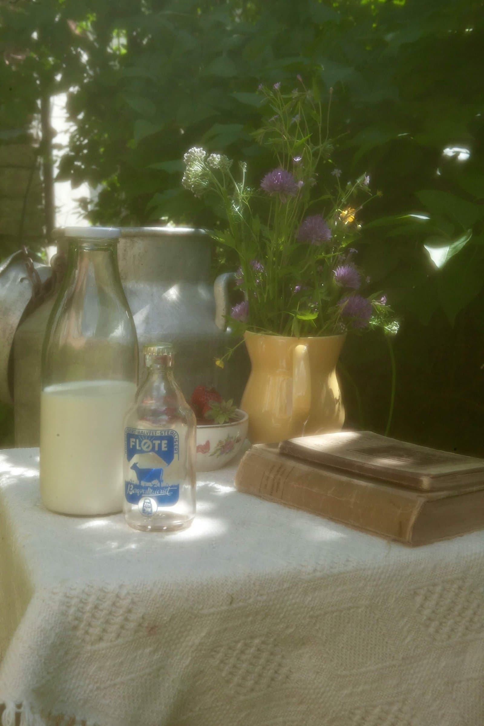 Melk, fløte og villblomster fra gården