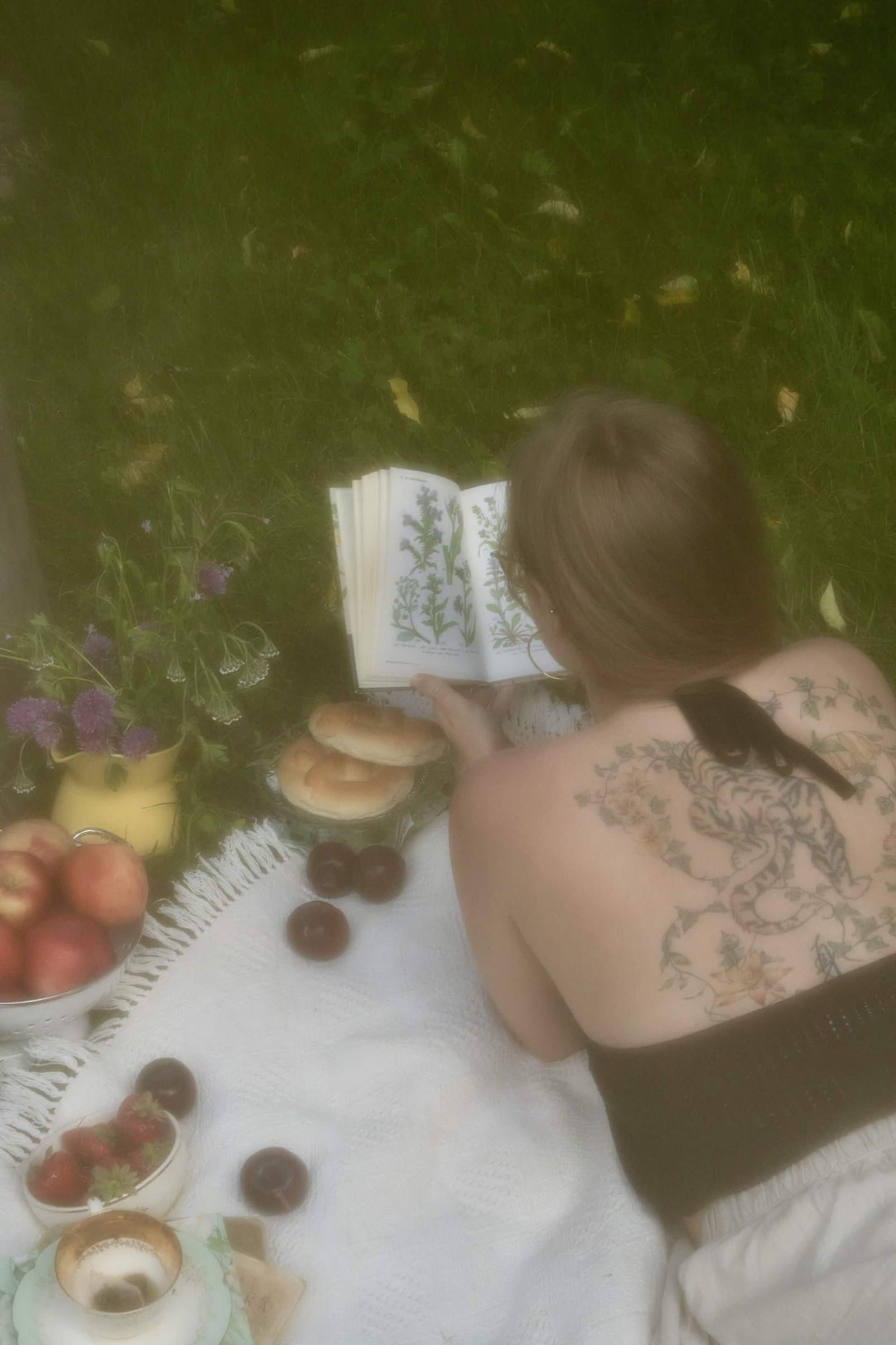 Botanisk bok og gårdsmat i hagen